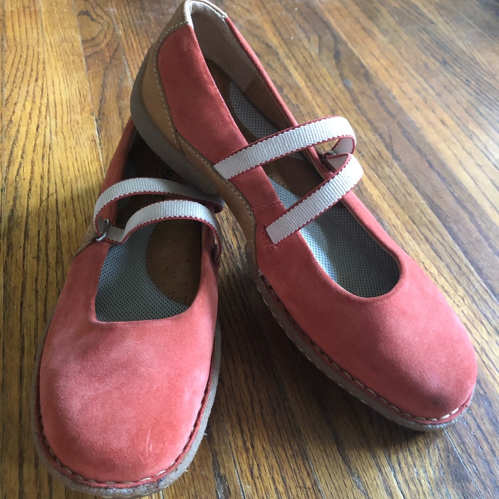 Born athletic flats